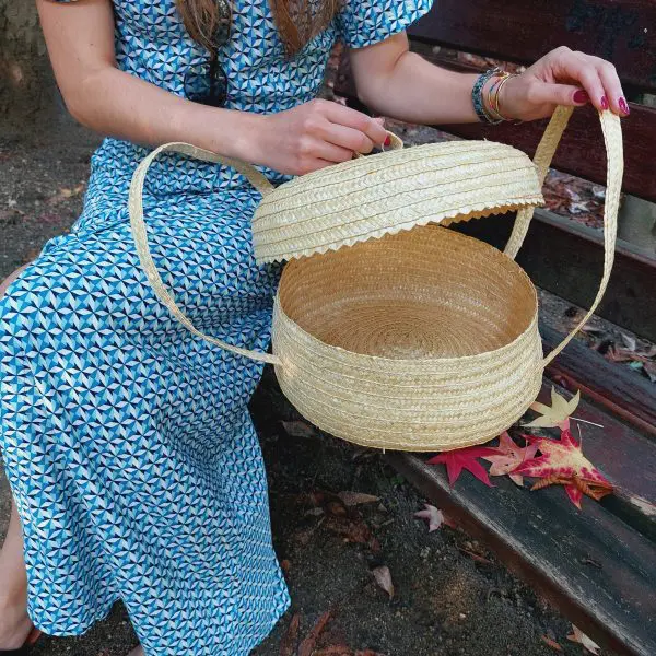 Straw Cake Holder