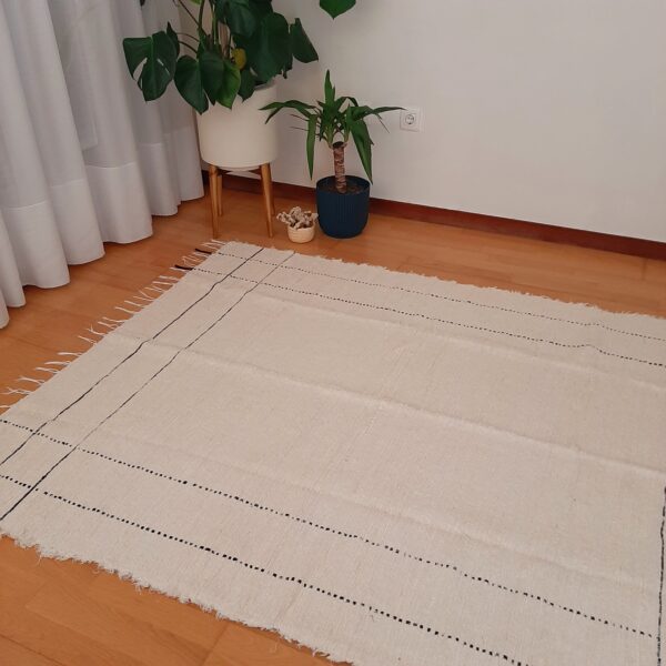 large crem rug with black line 150x200cm