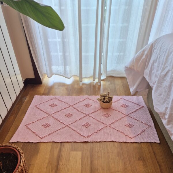 alfombra de algodón rosa con nudos