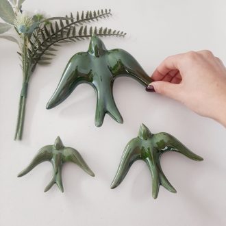 decoração de parede de andorinhas verde caçador vidrada