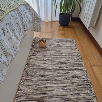 corredor castanho e bege fabricado em materiais reciclados