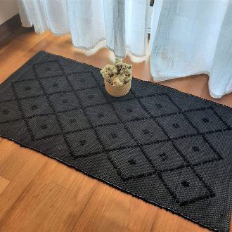 pequeno tapete preto com nós