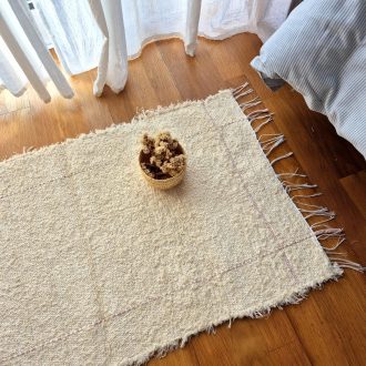 Tapete pequeno creme com linha rosa em retângulo