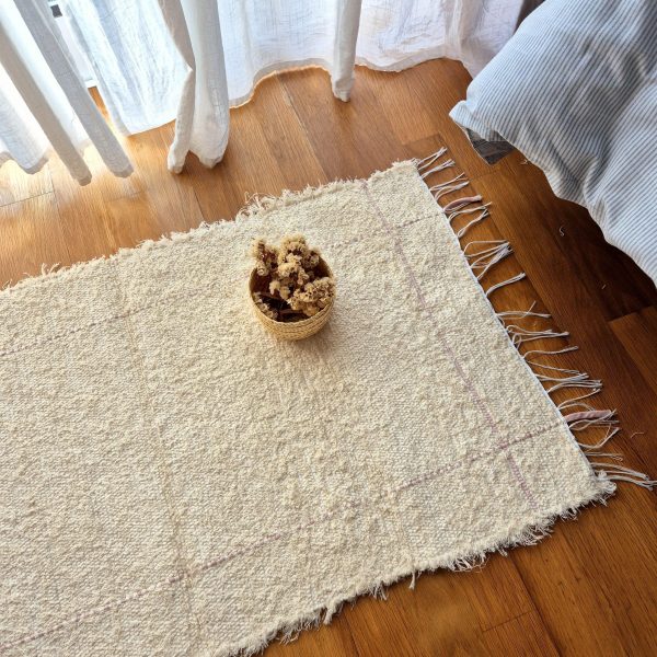 Tapete pequeno creme com linha rosa em retângulo