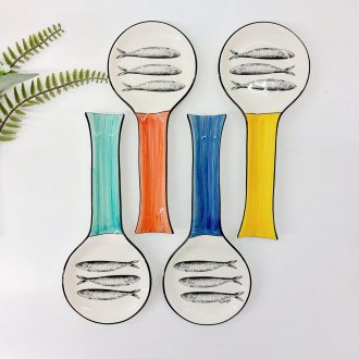 base de colher em cerâmica com sardinhas
