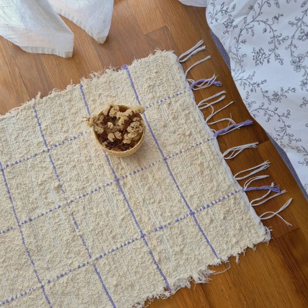 Tapete pequeno creme com quadrados roxos