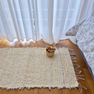 pequeno tapete creme com linha roxa L