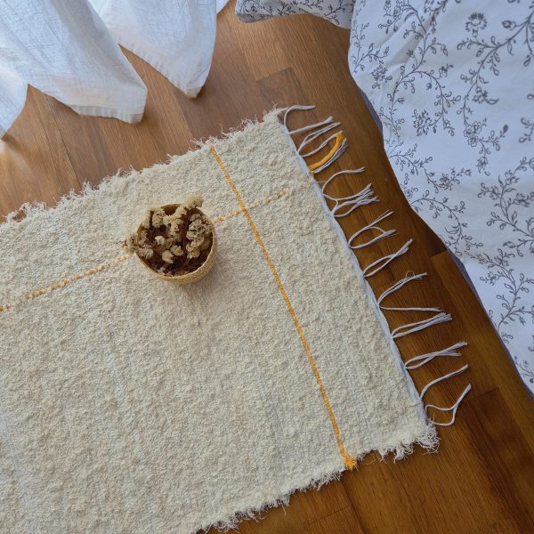 pequeno tapete creme com linha amarela L