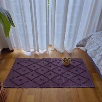 pequeno tapete roxo com nós