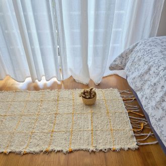 Tapete creme pequeno com quadrados de linhas amarelas