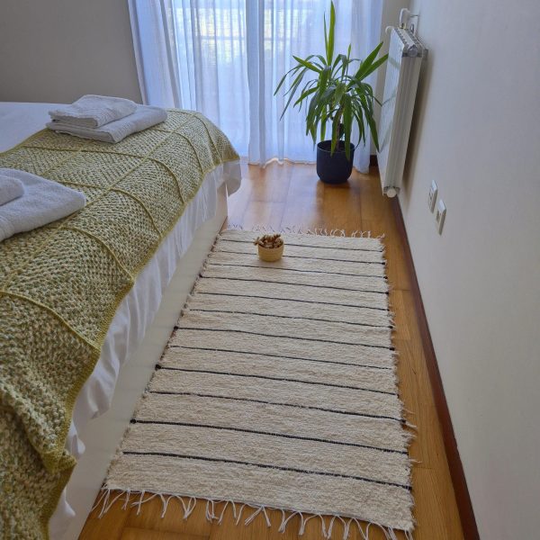 tapete de algodão creme médio com linhas pretas