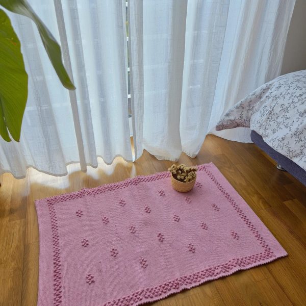 Tapete cor-de-rosa pequeno com nós