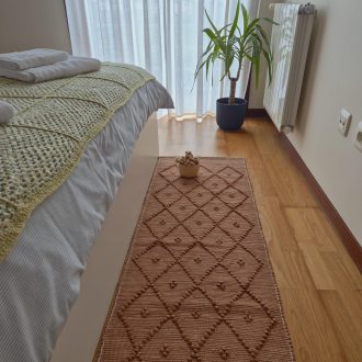 Tapete de corredor castanho com nós