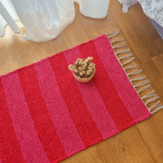 tapete vermelho e cor-de-rosa