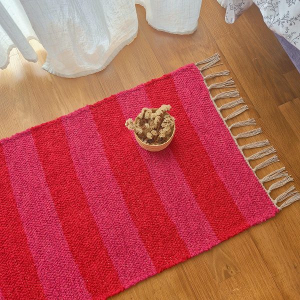 tapete vermelho e cor-de-rosa