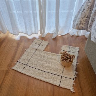 Mini tapete creme com linhas pretas