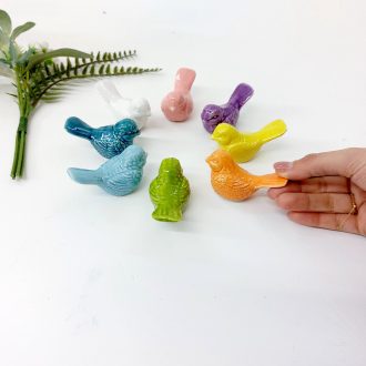 Pequenos pássaros em cerâmica vidrada com relevo