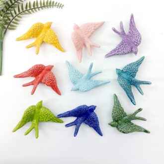Golondrina de cerámica esmaltada con relieve