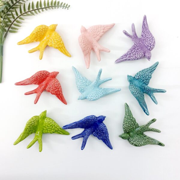Golondrina de cerámica esmaltada con relieve